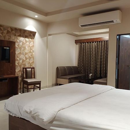 Hotel Apratim Lodging & Boarding Ulhasnagar Luaran gambar
