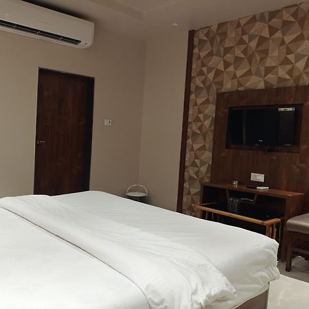 Hotel Apratim Lodging & Boarding Ulhasnagar Luaran gambar