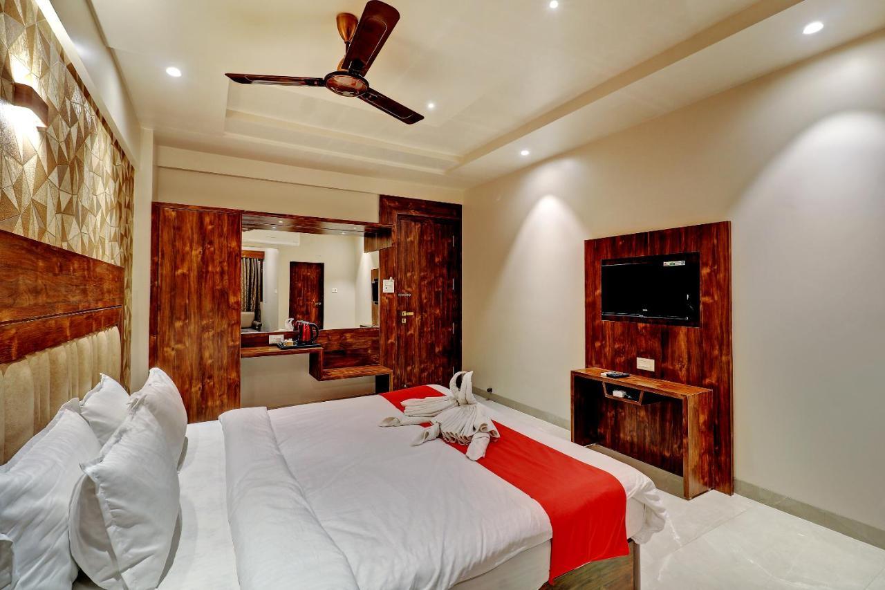 Hotel Apratim Lodging & Boarding Ulhasnagar Luaran gambar