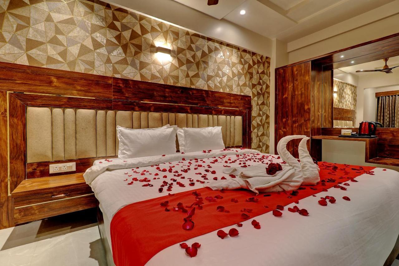 Hotel Apratim Lodging & Boarding Ulhasnagar Luaran gambar