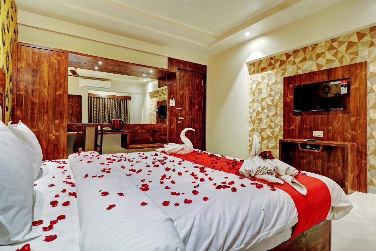 Hotel Apratim Lodging & Boarding Ulhasnagar Luaran gambar