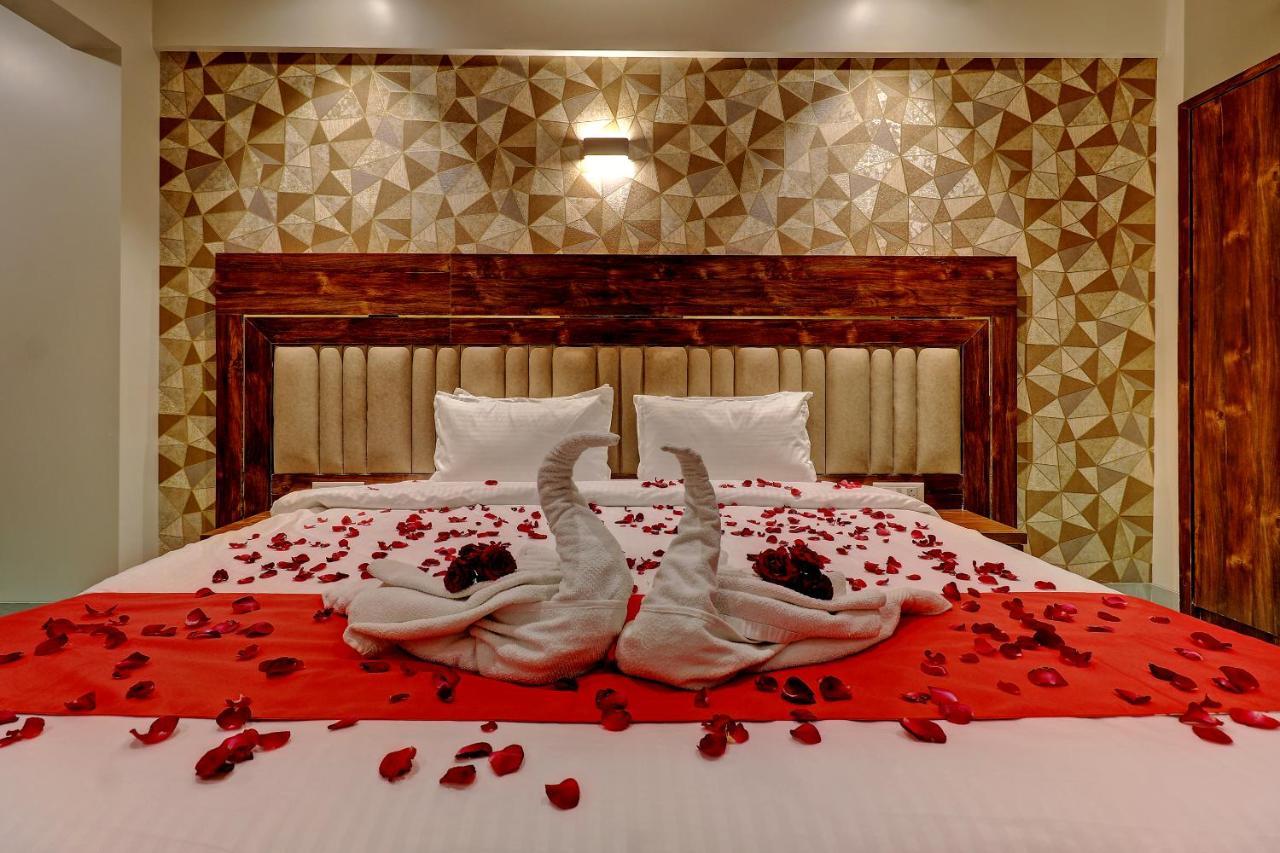 Hotel Apratim Lodging & Boarding Ulhasnagar Luaran gambar