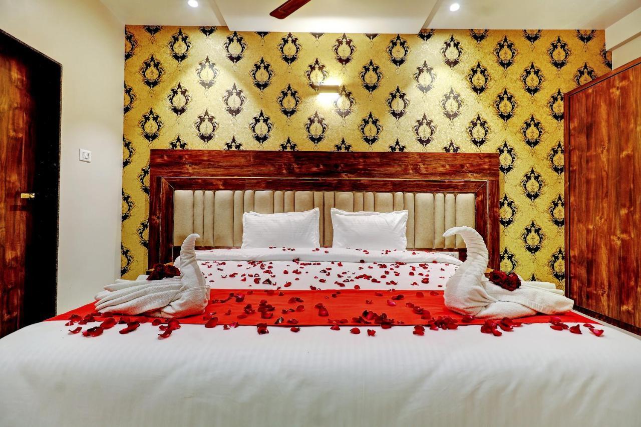 Hotel Apratim Lodging & Boarding Ulhasnagar Luaran gambar