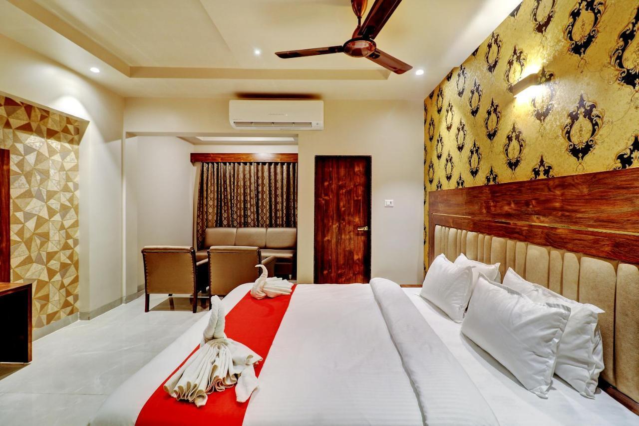 Hotel Apratim Lodging & Boarding Ulhasnagar Luaran gambar