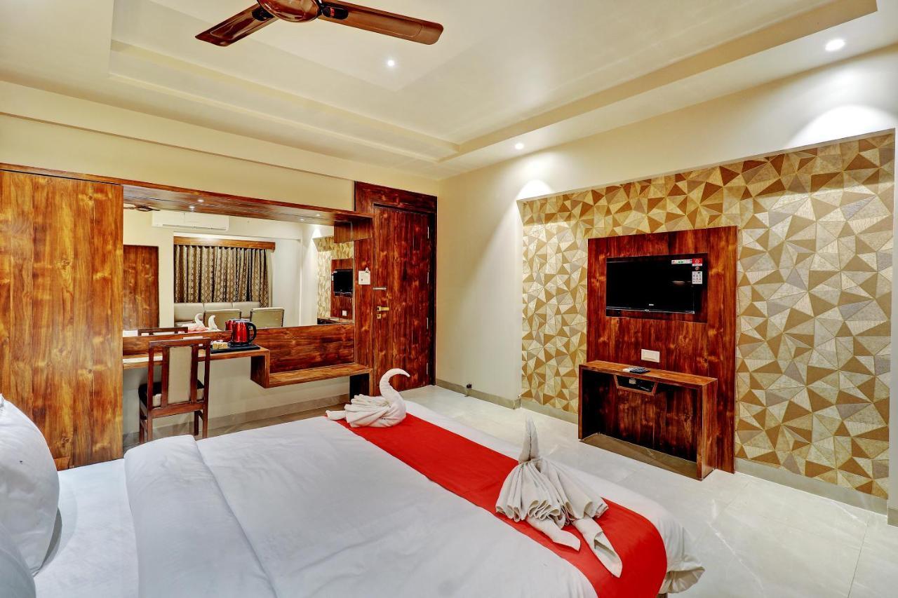 Hotel Apratim Lodging & Boarding Ulhasnagar Luaran gambar