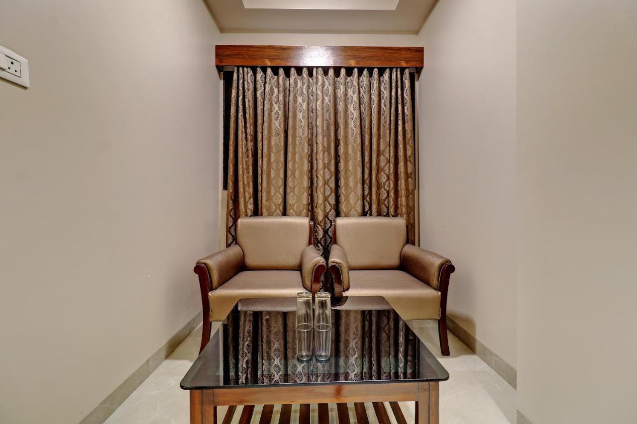Hotel Apratim Lodging & Boarding Ulhasnagar Luaran gambar