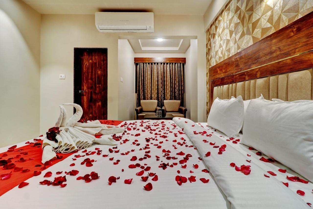 Hotel Apratim Lodging & Boarding Ulhasnagar Luaran gambar