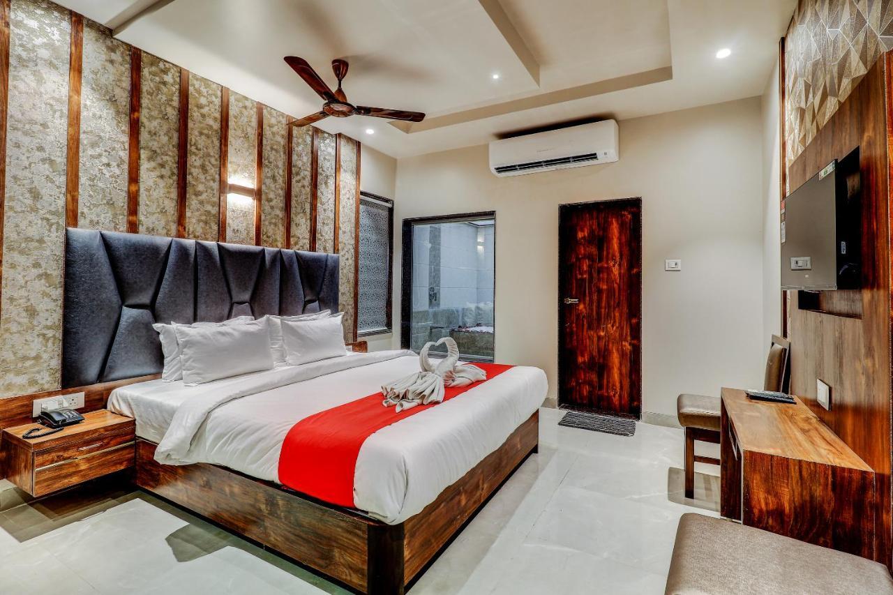 Hotel Apratim Lodging & Boarding Ulhasnagar Luaran gambar