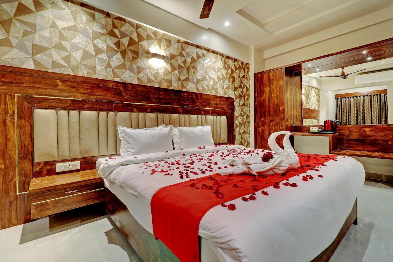 Hotel Apratim Lodging & Boarding Ulhasnagar Luaran gambar