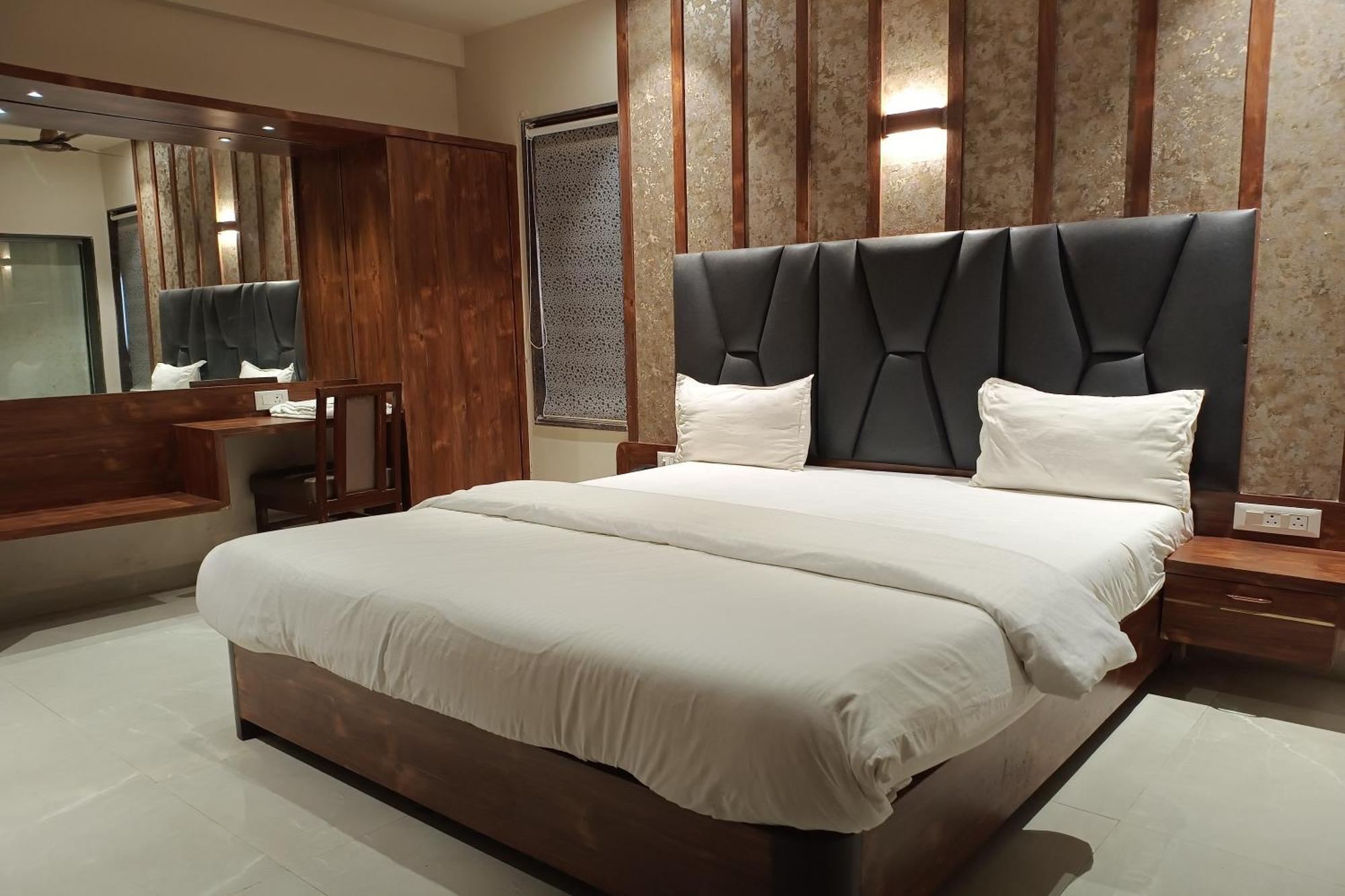 Hotel Apratim Lodging & Boarding Ulhasnagar Luaran gambar