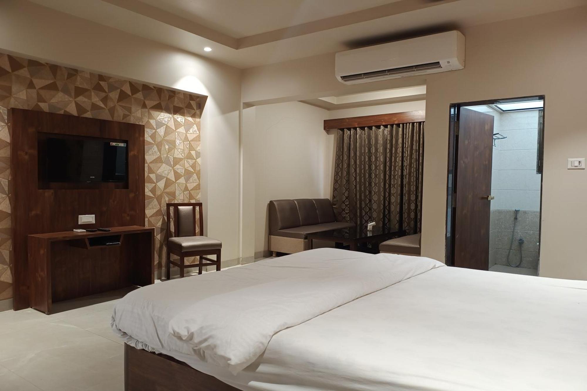 Hotel Apratim Lodging & Boarding Ulhasnagar Luaran gambar