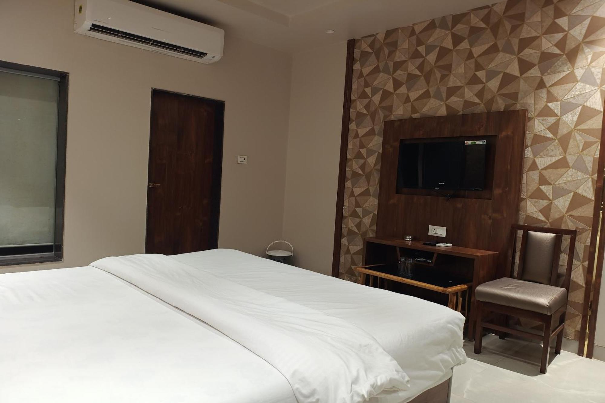 Hotel Apratim Lodging & Boarding Ulhasnagar Luaran gambar