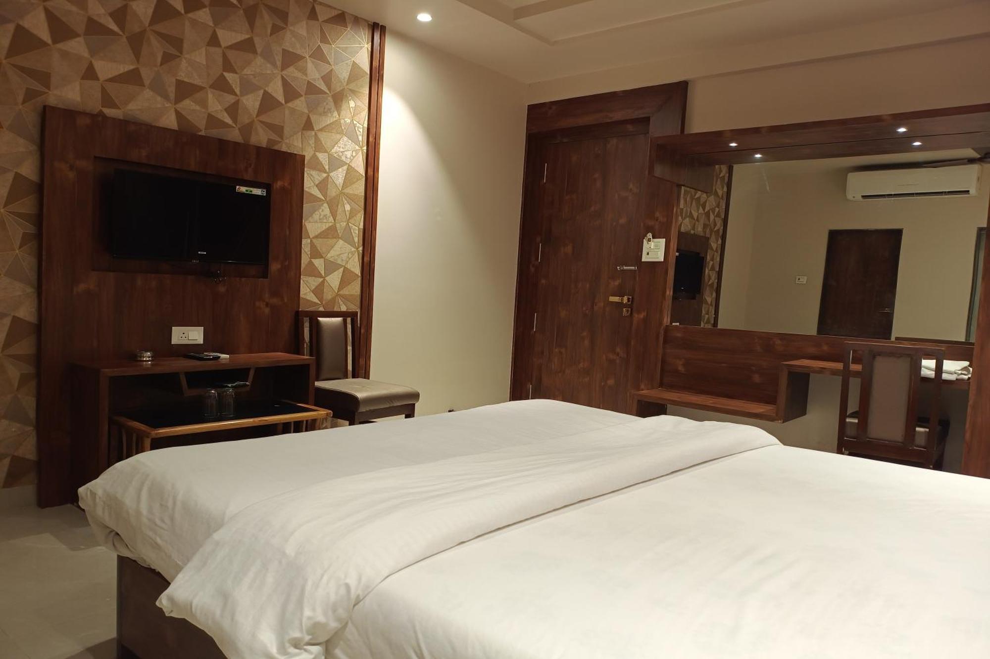 Hotel Apratim Lodging & Boarding Ulhasnagar Luaran gambar