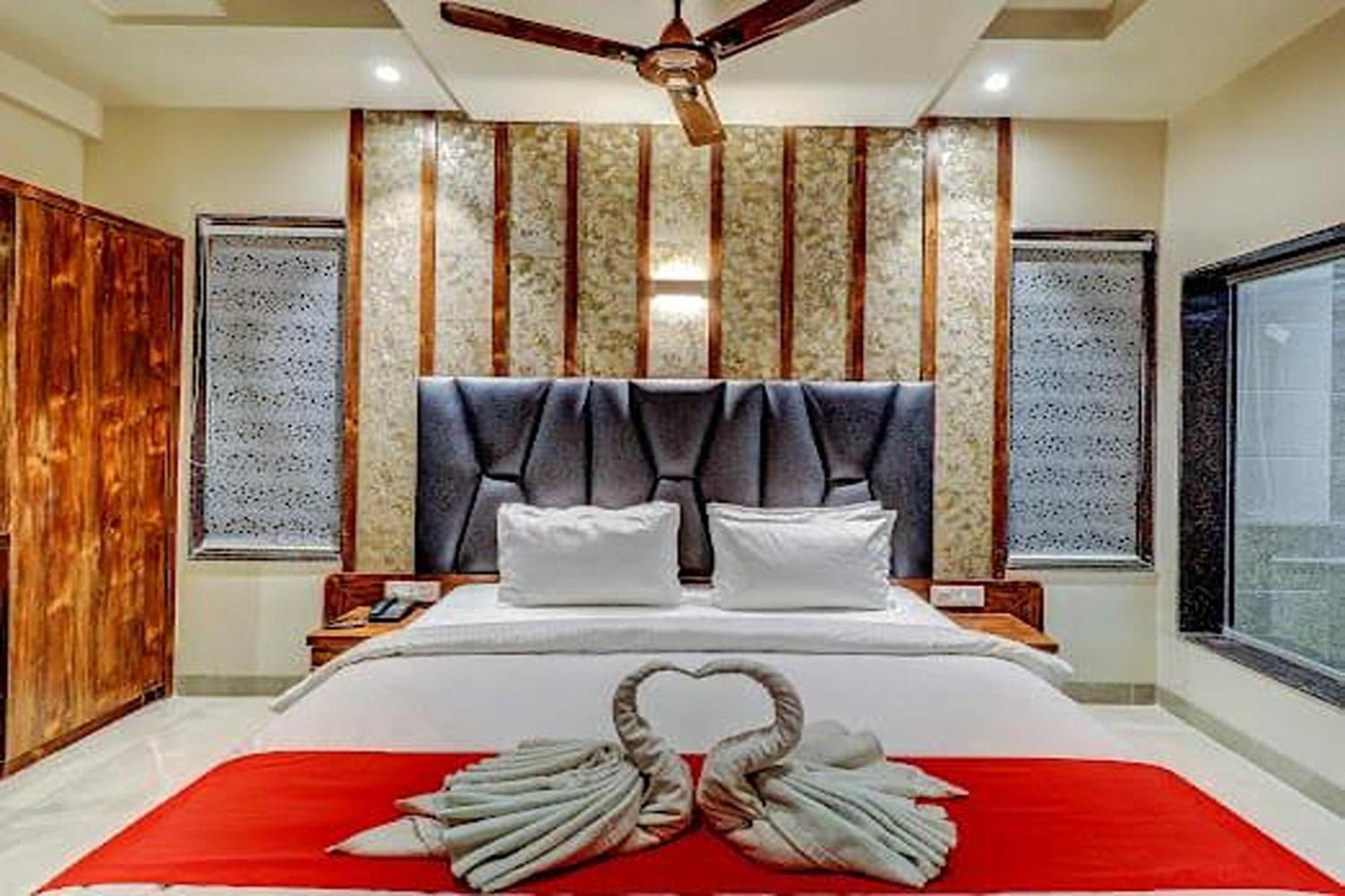 Hotel Apratim Lodging & Boarding Ulhasnagar Luaran gambar
