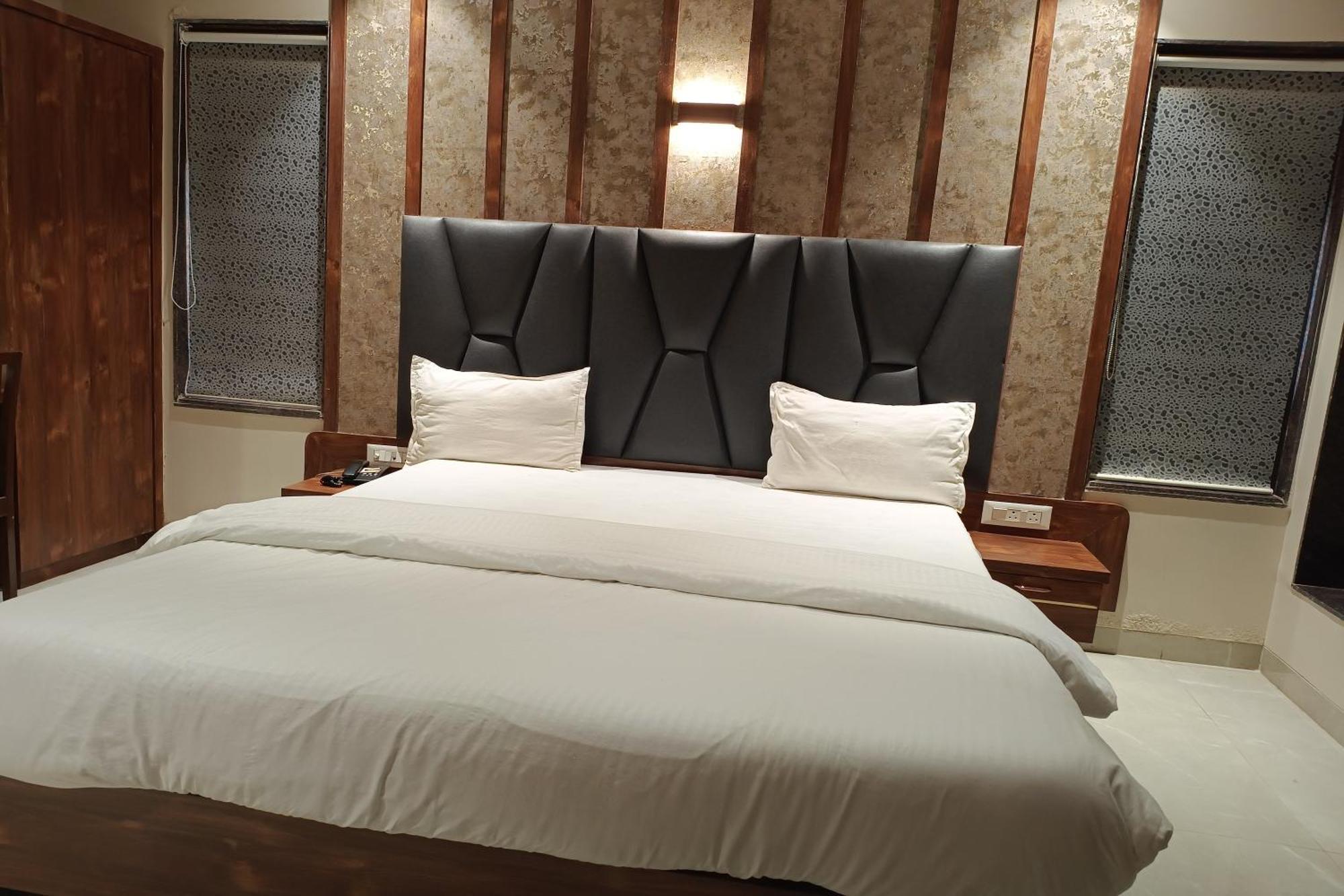 Hotel Apratim Lodging & Boarding Ulhasnagar Luaran gambar