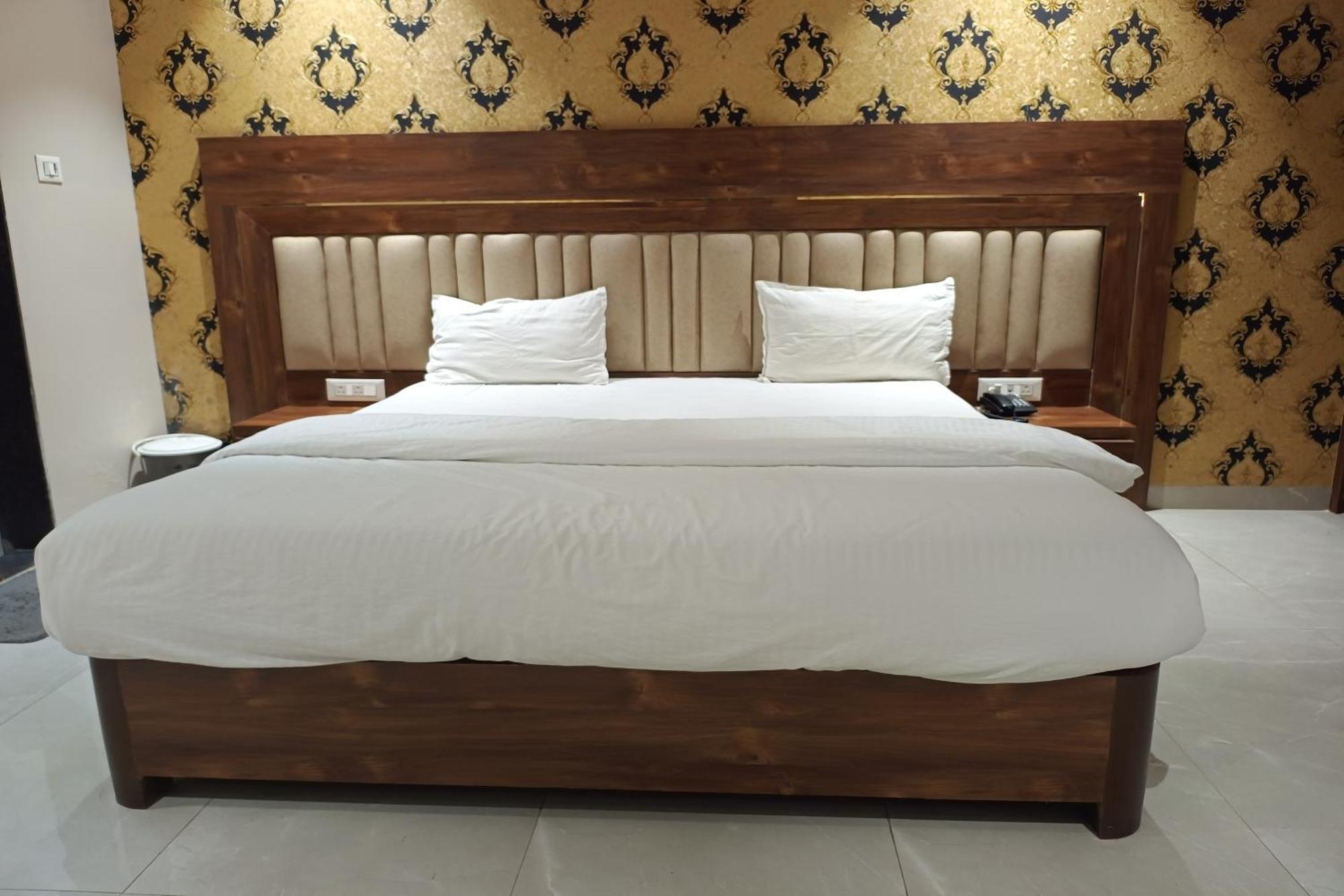 Hotel Apratim Lodging & Boarding Ulhasnagar Luaran gambar