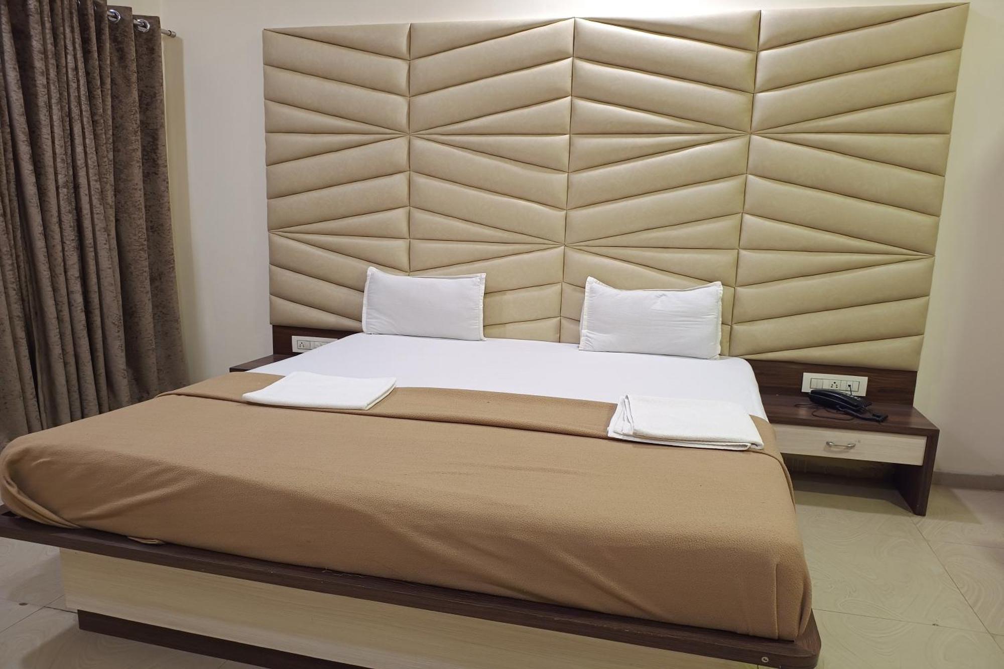 Hotel Apratim Lodging & Boarding Ulhasnagar Luaran gambar